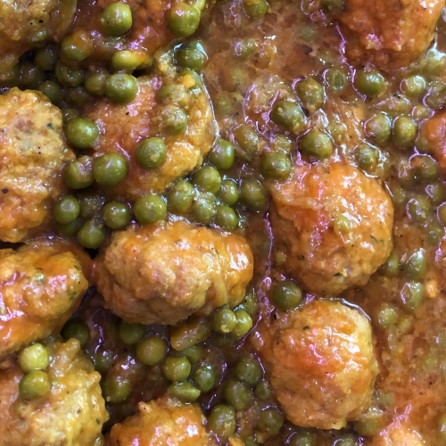 Albondigas en salsa con guisantes